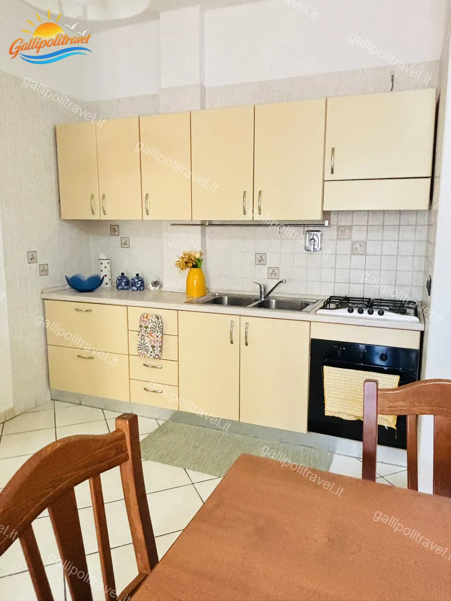 Cucina con pensili crema e piano cottura del Trilocale B2/4 Rosa Virginia Gallipoli