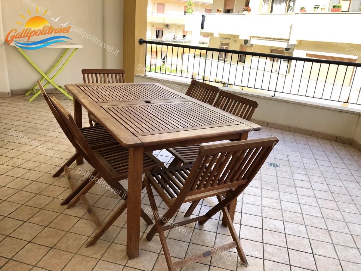 Terrazza del Trilocale D1/3 con tavolo e sedie in legno teak a Rosa Virginia Gallipoli
