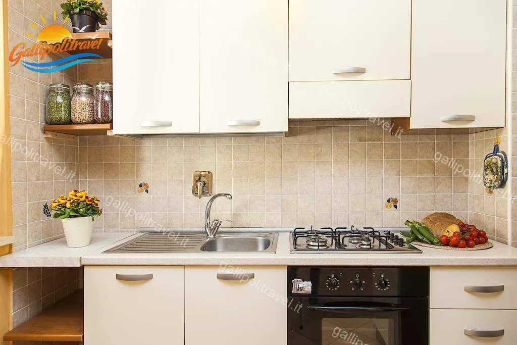 Cucina bianca Trilocale F1/1 con mensole e vasetti