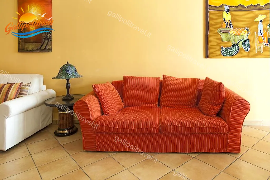 Soggiorno Trilocale F1/1 con divano arancione e lampada Tiffany