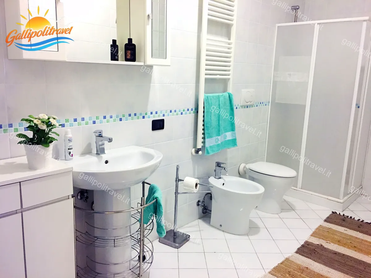 Secondo bagno del Trilocale H2/2 con doccia, bidet e asciugamano turchese