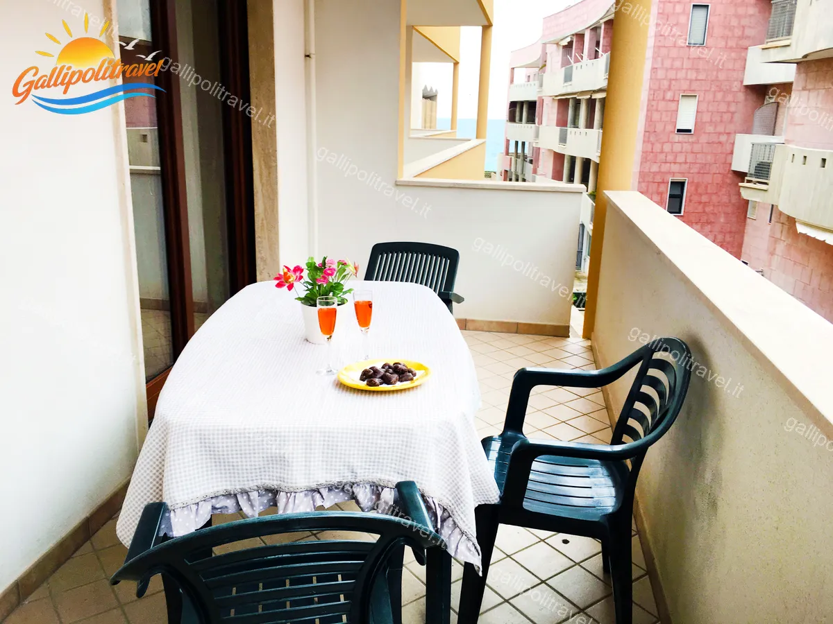 Balcone del Trilocale H2/2 al Residence Rosa Virginia con aperitivo, fiori e vista mare