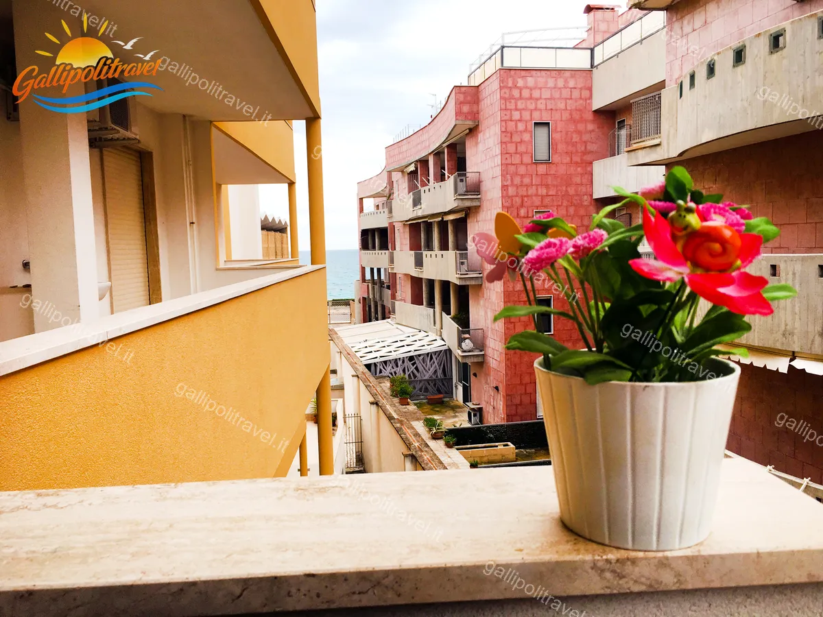 Particolare del balcone del Trilocale H2/2 con fiori rosa e scorcio sul mare