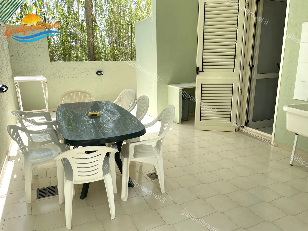 Patio con tavolo e sedie Tamerici 03 Baia Verde