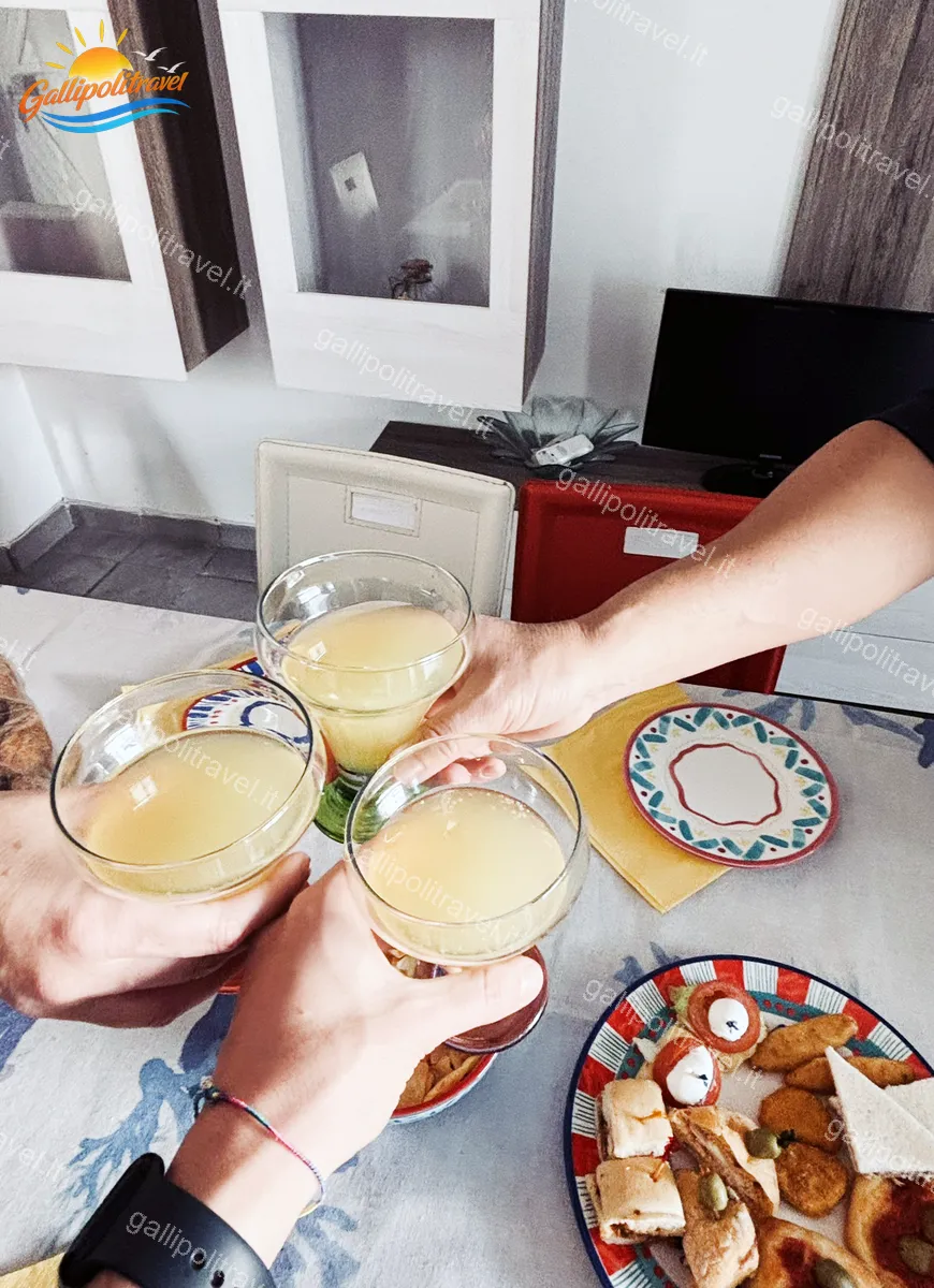 Brindisi con limoncello nel soggiorno del Trilocale Mimosa a Gallipoli